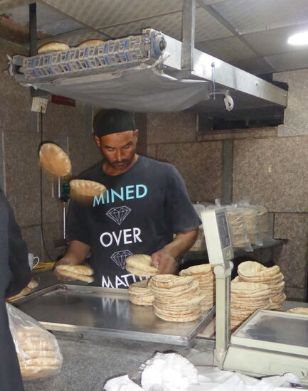 frische Pitabrote fallen vom Transprtband