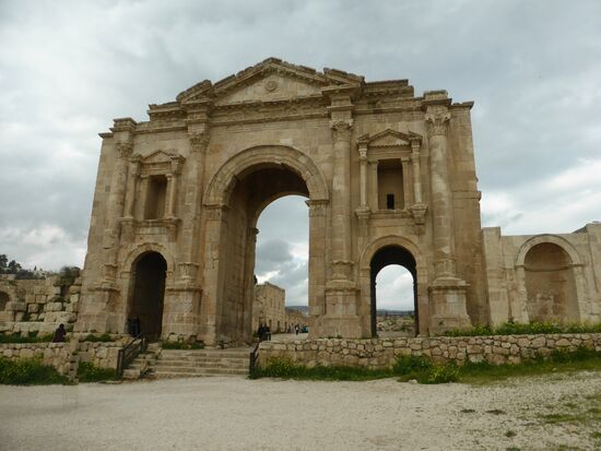 Hadrianstor - 129-130 n. Chr.  -"zur Erinnerung an den Besuch des Kaisers errichtet"
