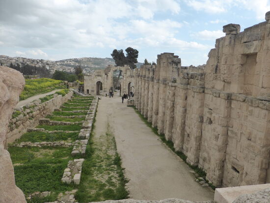 Weg zum Ovalen Forum - Stützgewölbe zum ansteigenden Gelände - genutzt als Markthallen