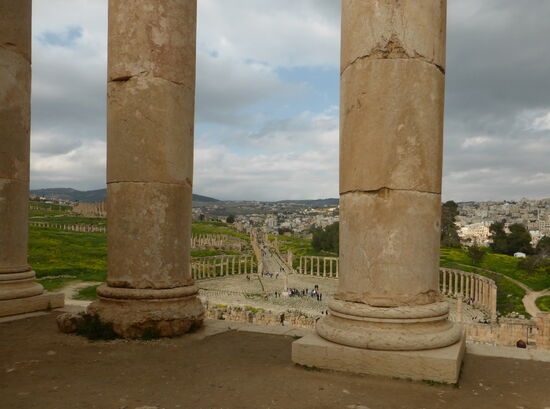 Blick vom Zeustempel auf das Ovale Forum und den Cardo Maximus