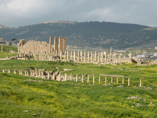 im Bild ist deutlich zu erkennen, dass die Ost-West-Achse erheblich unter dem heutigen Geländeniveau liegt - dahinter sind die Reste des riesigen Artemis-Tempels zu sehen