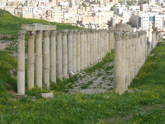der Niveau-Unterschied der Ost-West-Achse deutet u.a. an, dass noch viele Ausgrabungsarbeiten anstehen
