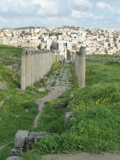 Blick nach Osten den Decumanus hinunter auf den Süd-Tetrapylon, die wichtigste antike Kreuzung