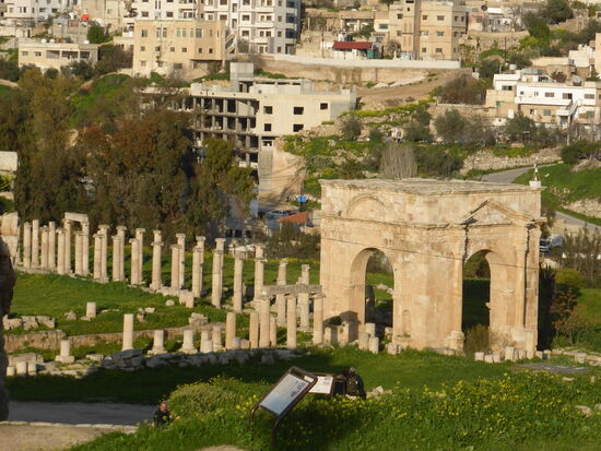 Blick (n. Norden) auf den restlichen Teil des Cardo, der am Nordtor endet.