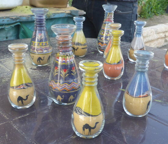 die befüllten Gläser sind landesweit z.Zt. der 'Renner' und werden überall angeboten, wo nur ein Tourist auftaucht