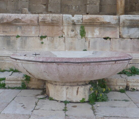 recht und links vom großen Beck sind Öffnungen für Wasser sichtbar