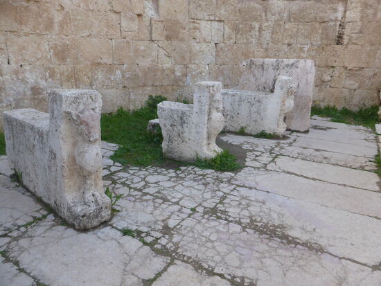 löwenförmige Stützen für die Tische der Händler
