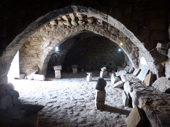 eine kleine Ausstellung von behauenen Basaltsteinresten ist in einer der Lagerräume untergebracht