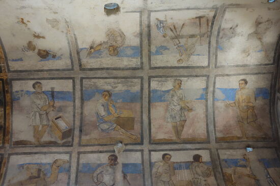 Fresken im Tonnenbogen