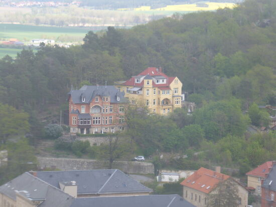 Blick vom Schloß auf das Hotel