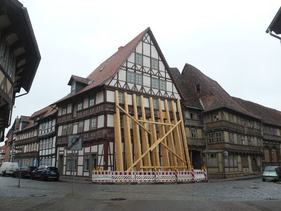 eines ist massiv abgestützt