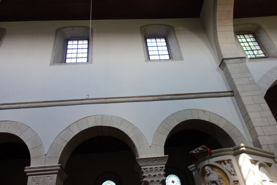 eigenartig in einer romanischen Kirche: rechteckige Obergadenfenster