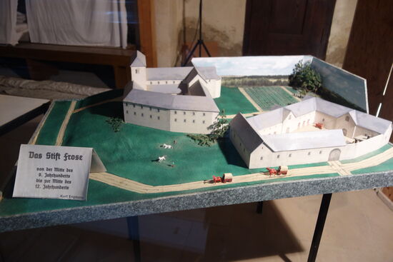 er hat ein Modell gebaut, das das Stift Frose in seiner Ursprungsform zeigen soll