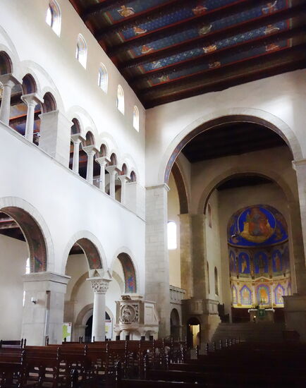 Ostapsis - Langhaus 
mit Stützenwechsel (einfacher oder rheinischer) Säulen und Pfeiler wechseln einander ab. Dazu Blattwerk an Kapitellen und Dreieck
Langhausempore - um 1000 im byzantinischen Stil mit Doppelbögen über den 2x12 Fensternischen
