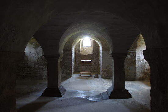 Ostkrypta - um 960 älteste dreischiffige Krypta nördlich der Alpen mit Nische für die Reliquie des Heiligen Cyriakus