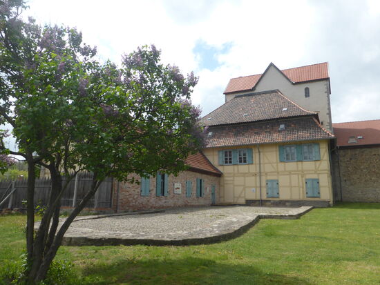Fundamente der Klosterkirche sind im Klostergarten sichtbar gemacht