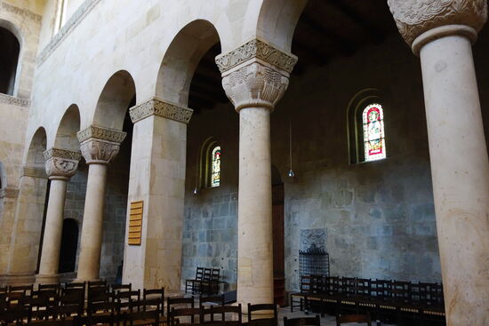 Die Säulen erheben sich über attischen Basen und tragen Würelkapitelle mit vielfältigen Reliefs.