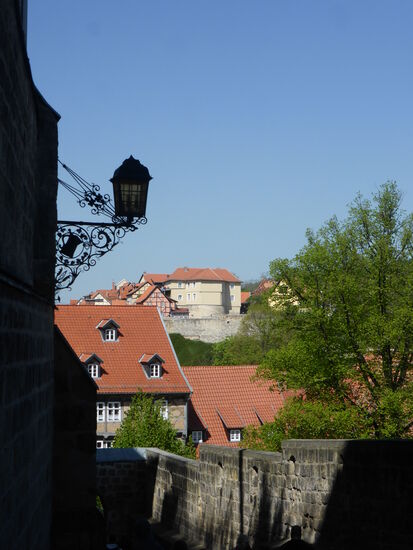 Wir steigen hinab in die Stadt