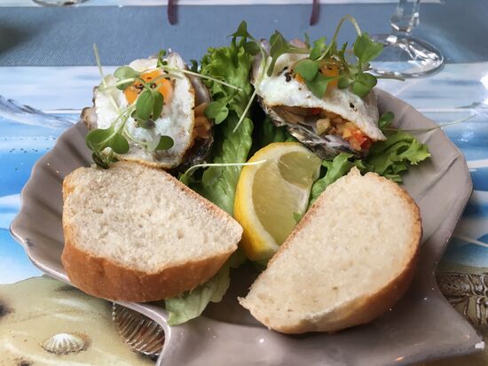 überbackene Austern mit Wachtelspiegelei