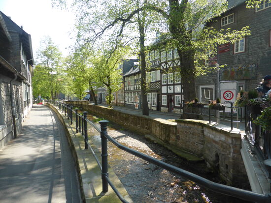 Die Abzucht , ein Bach,  ist ein 12,1 km langer, orografisch linker Nebenfluss der Oker und fließt durch die Stadt Goslar