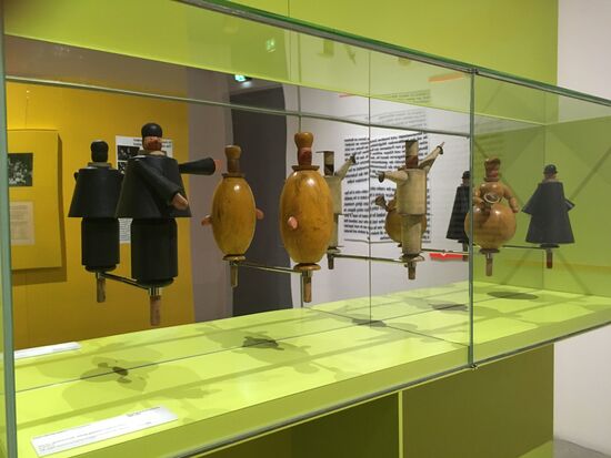 Fünf Handpuppen - Eberhard Schrammen - ca. 1925 
Ahorn gedrechselt, ffarbig bemalt