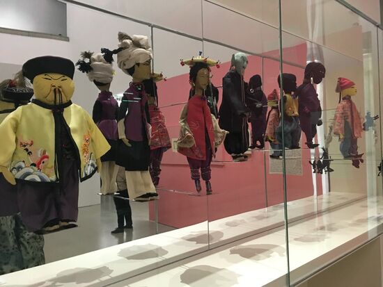 Sieben Puppen aus "Märchen aus dem Morgenland" - Julia Feininger - ca 1925
Leinen, Baumwolle, Seide, Wolle, Zellulose, Glas, Metall- Bein, Papiergold