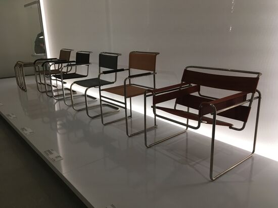 Sessel B 3 - auch Wassily-Sessel - Marcel Breuer  - 1929
Stahlrohr vernickelt