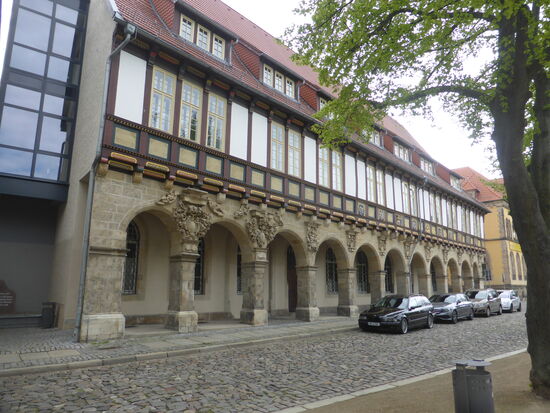 am baumbestandenen Domplatz liegt links die Domprobstei von 1600, daneben das alte Postamt hinter einer neoromanischen Fassade von 1900.