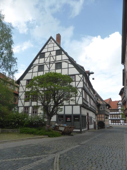 Im Giebel des restaurierten Gerberhauses von 1620 sind noch die Ladeluken und im Dach die Lüftungsklappen erhalten, die auf die ehemalige Funktion hinweisen.