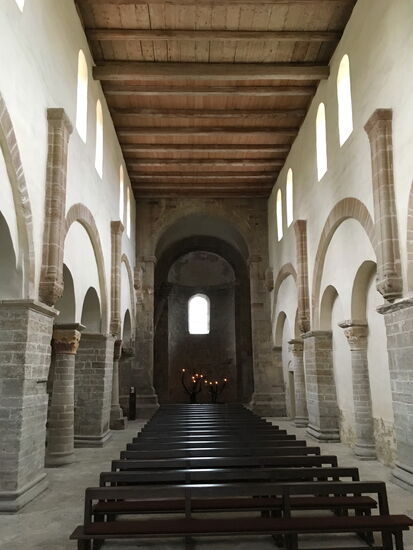 flachgedecktes Langhaus mit Westapsis