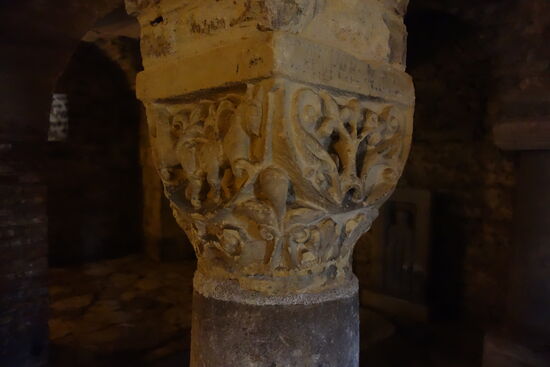 Pferd mit Rankenschwert - Krypta-Kapitell