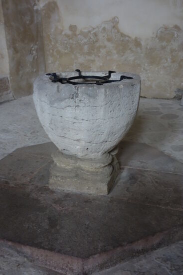 spätromanischer Taufstein  aus Kakstein
