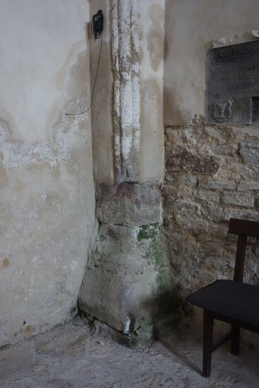 bis ins 12. Jh. blieben Säulen und Kapitelle unter Stuckmasken verborgen - hier eine solche