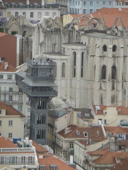 am Senkrechtaufzug - Elevador de Santa Justa -stehen inzwischen meterlange Schlangen (Bild von 2012 zeigt meine Frau Ulrike allein im Aufzug!)