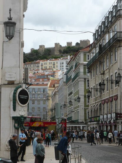 ich vermute meine Bäckerei am Praça da Figueira - hoch oben thront das Castelo