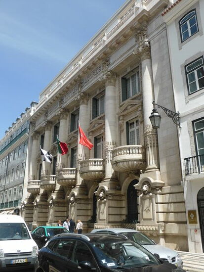 auf dem Weg zurück - ein pompöses Bankgebäude