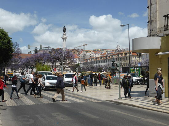 zurück am geschäftigen  'Rossio' - besuchen wir den Markt und werden mit einigen Fleisch- und  Fischpasteten fündig. Dort treffen wir dann unsere Begleiterin, um mit ihr die eintägige Schnellbesichtigung von Lissabon fortzusetzen. .