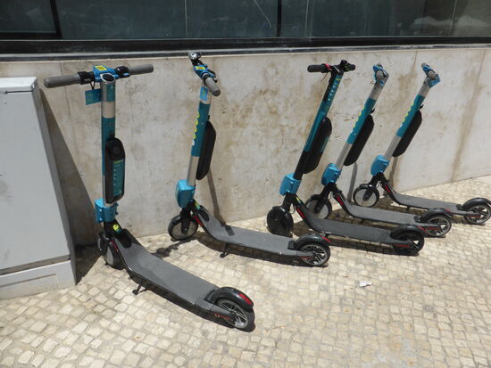 neuer Zeitgeist: eine e-Scooter Leistation - bei uns noch groß in der Diskussion und hier beeits etabliert.