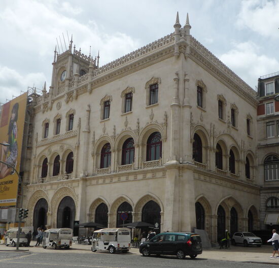 auch vor der z.Zt. in Renovierung befindlichen Hauptpost warten wieder die neuen TukTuks