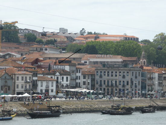 gesucht und gefunden:  - die Portweindestillerie von Sandeman jenseits des Duoro
