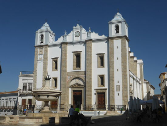 Brunnen am Giralldo-Platz und Igreja de S. Antão