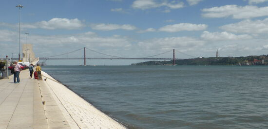 Blick auf das Seefahrerdenkmal und die Brücke de 25. April