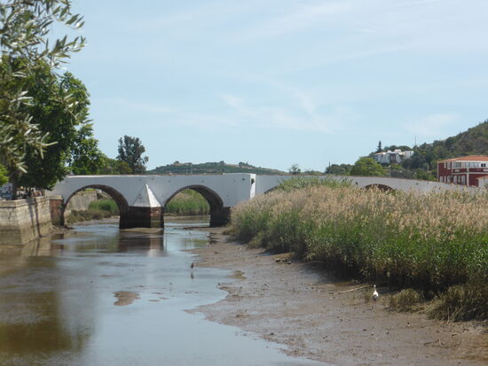Silves liegt inmitten der sanften Hügel der Algarve am Ufer des langsam fließenden Rio Arade -  Brücke Ponte Romana