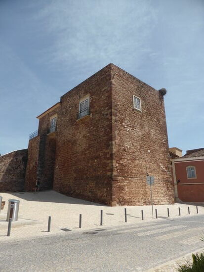 wie überall in Portugal nisten z.Zt. die Störche an den 'unmöglichsten' Stellen