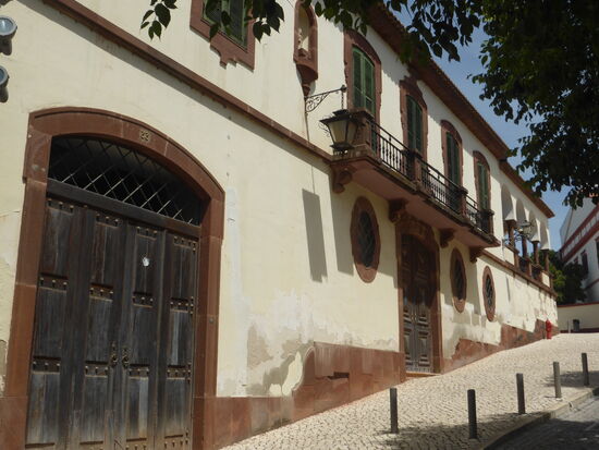 repräsentativer Bau am Largo Jerónimo Osório