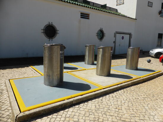 zum Nachahmen in Deutschland geeignet - saubere Stellen für Mülltrennungs-Container