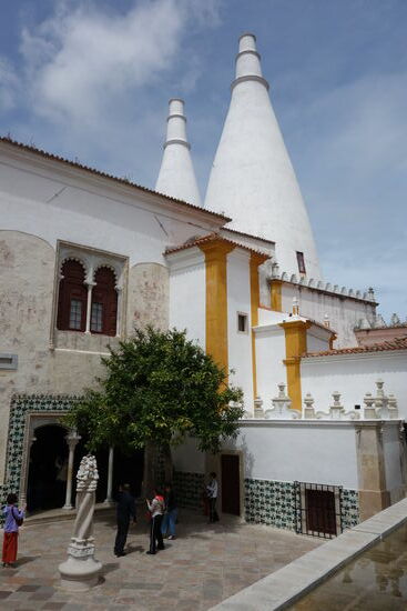 Zentraler Patio - im Hintergrund die monumentalen Schornsteine der mittelalterlichen Küche