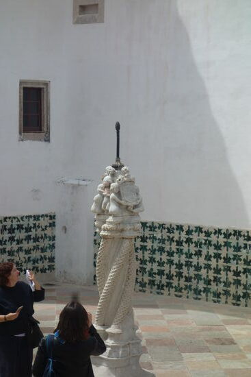an der Wand: azulejos de corda-seca com motivo den 'pe de galo' (Hahnenfuß)