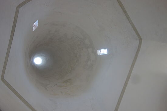 Blick in einen der beiden riesigen Schornsteine