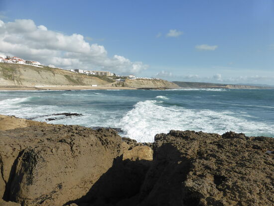 beliebte Surfbucht mit heftig anrollenden Wellen